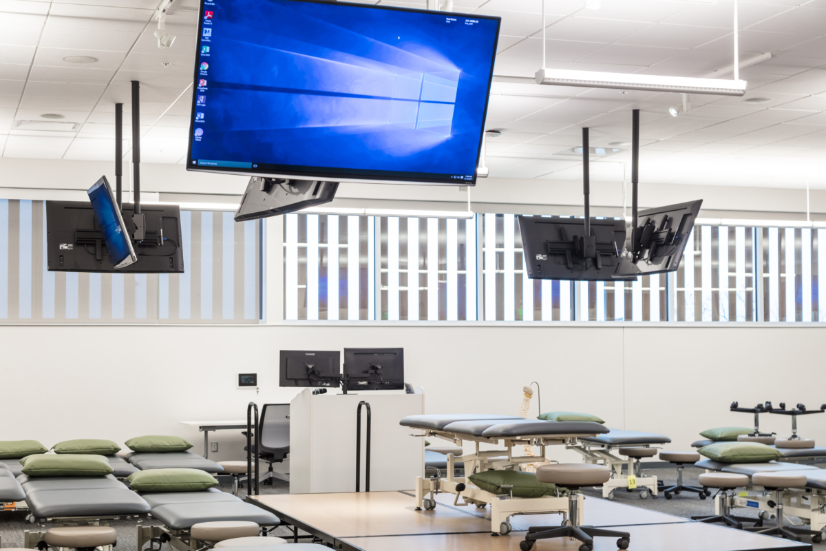 CTI-KCUMB_Joplin-105-Education-2018 large open classroom with mixed height tables and multiple screens