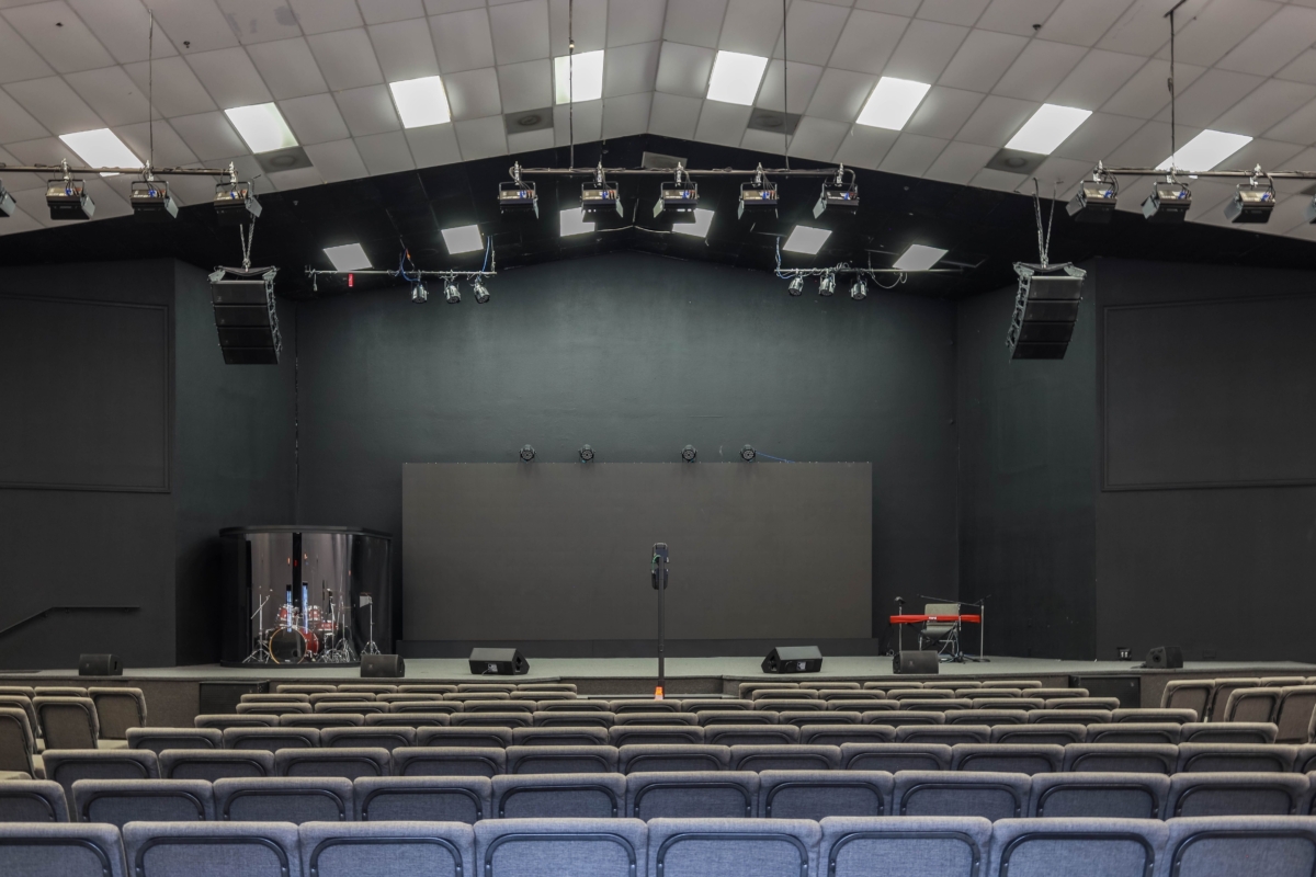 Stage with seats inside de agua viva church building