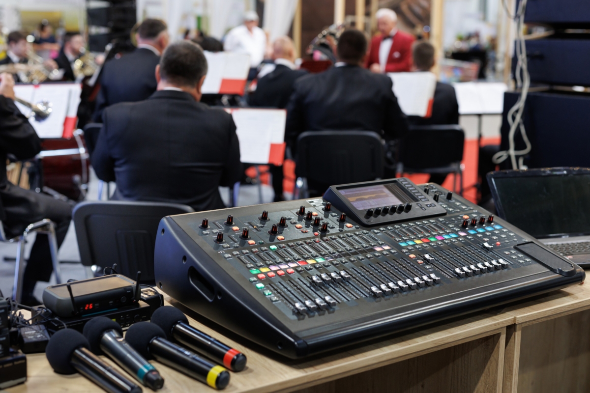 Professional Concert Mixing Console and Microphone